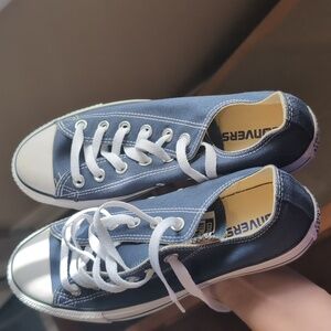Navy blue low top converse
